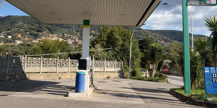 Carburanti, i gestori indipendenti in Calabria tirano la cinghia: «Clientela ridotta del 50 %»