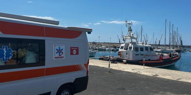 Malore a bordo di una nave al largo di Pozzallo, marittimo soccorso e trasferito in ospedale