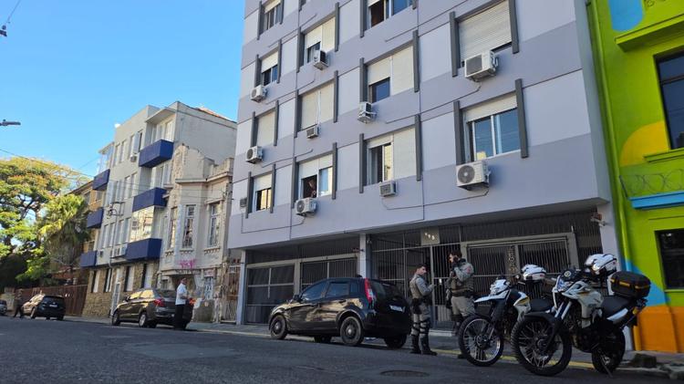 Homens armados invadem prédio e fazem quatro reféns em assalto em bairro boêmio de Porto Alegre