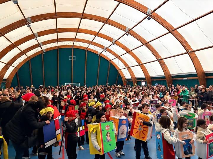 🎭 Carnevale 2026 - Villarosa La sfilata di Carnevale che si è svolta al Palatenda è stata un bellissimo momento di part...