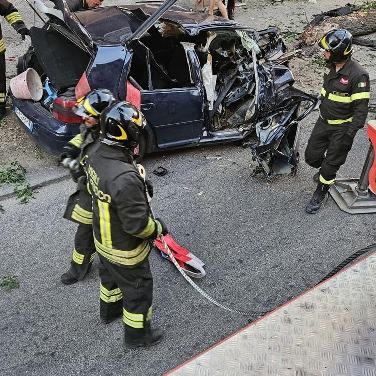 L'auto si schianta contro un albero, morto un 18enne che guidava senza patente