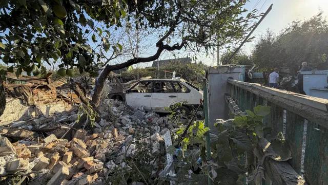 Ataques russos deixam mortos e feridos e ampliam pressão sobre Ucrânia