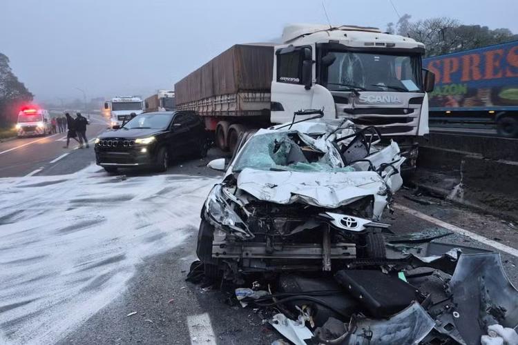 Engavetamento entre caminhões e carros deixa feridos e provoca interdição na BR-116 , no PR