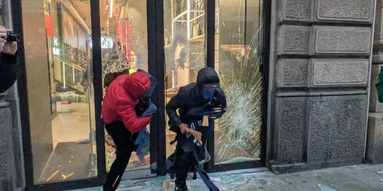 Le violenze proseguono: giovani di nuovo in piazza a Milano sfondano vetrine di negozi e un supermercato FOTO