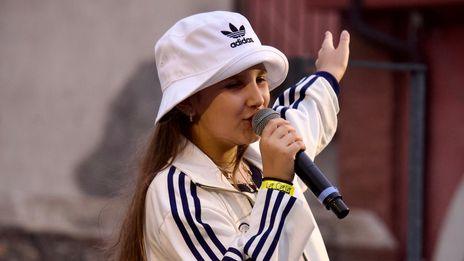 La star de The Voice Kids, Milla la Petite au bob, dévoile sa nouvelle chanson sur le harcèlement