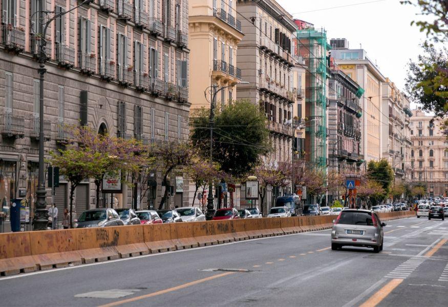 Napoli, sorpresi con la droga nel bauletto: arrestati una 19enne e un 20enne