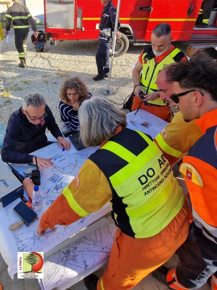 Incendio sul Monte Faeta, restano alcuni punti critici. Fiamme anche a Massarosa