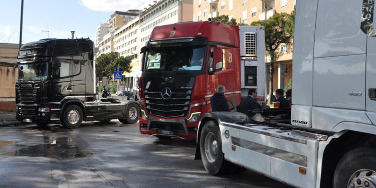 Caro carburanti e proteste: in Sicilia i camionisti si fermano fino al 20 ottobre. Rischio banchi vuoti nei supermercati