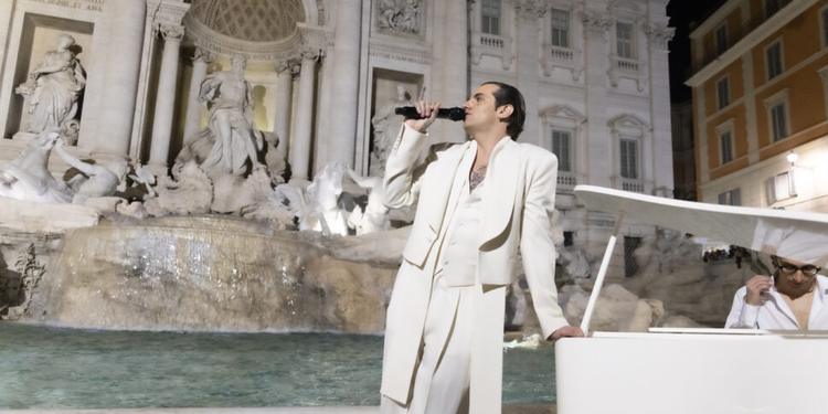 Achille Lauro, intimo e monumentale: incanta tutti con un'esibizione a sorpresa nella fontana di Trevi