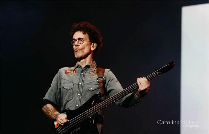 A música que Nando Reis tinha dificuldade para tocar baixo e cantar ao mesmo tempo