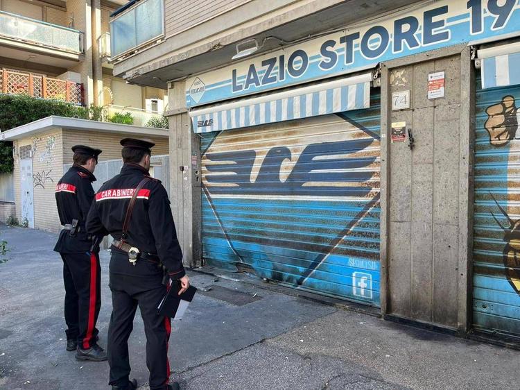 Ostia, esplosione davanti a negozio Lazio Store: danneggiata serranda