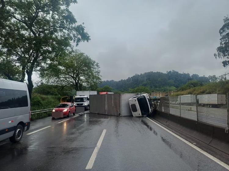 Acidente entre carro e caminhão interdita trecho da Via Dutra, em Barra Mansa