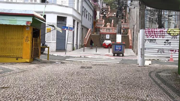Empresária é espancada pelo marido que tentou fugir por escadaria no Centro de Vitória, mas acabou preso