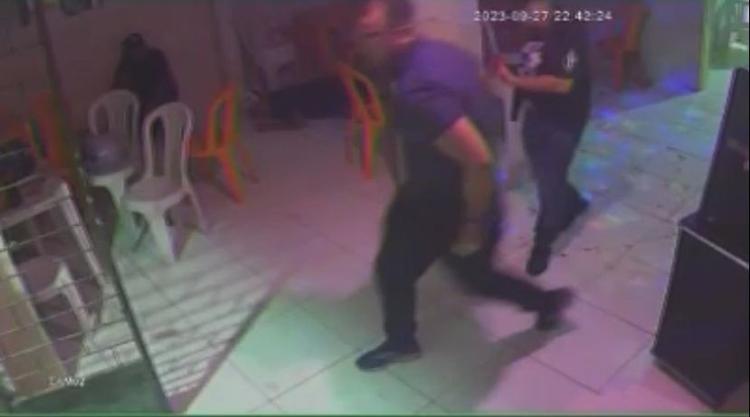 Sargento da PM é baleado dentro de bar em Rio Largo, e suspeito é morto em operação policial