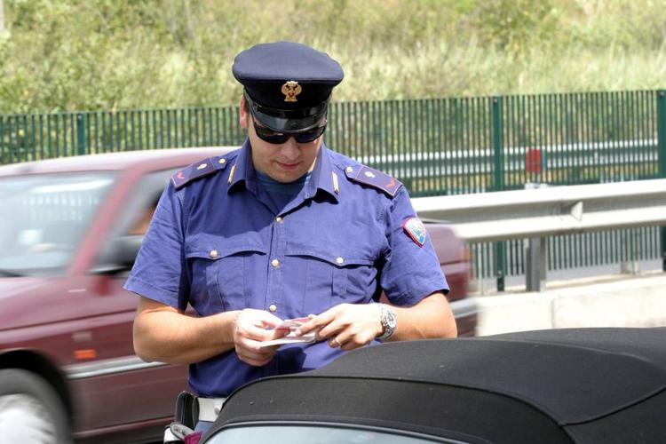 Patente di guida, cosa significa il codice 01.02 e cosa si rischia a non rispettarlo