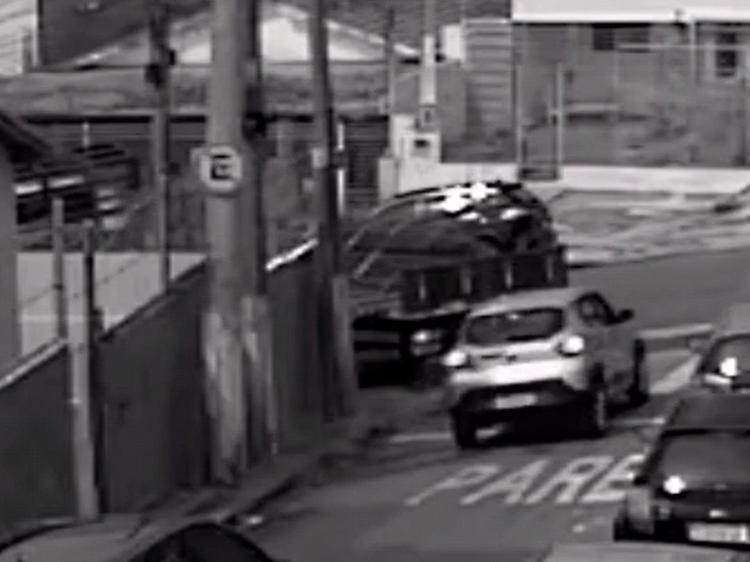 Caminhão enrosca em fiação e bloqueia Rua Proença em Campinas