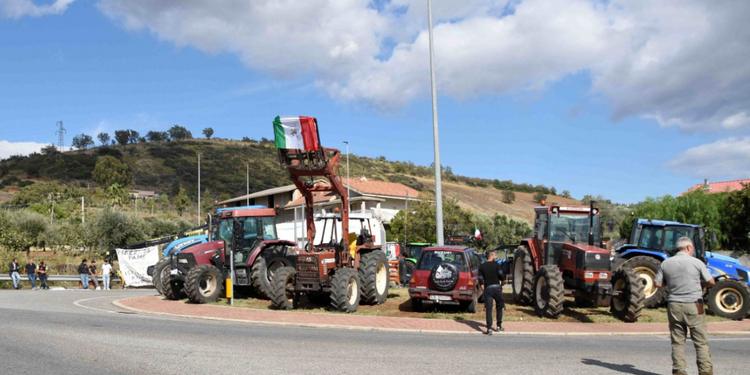 Calabria, il fronte dei trattori raggiunge la 106: pieno a rischio, da domani stop ai Tir