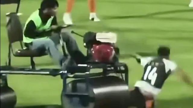 Jogador inglês é atropelado em pleno gramado; imagens chocam