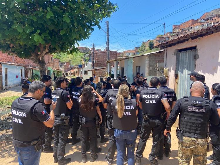 Operação policial em Maceió prende 13 suspeitos de diversos crimes