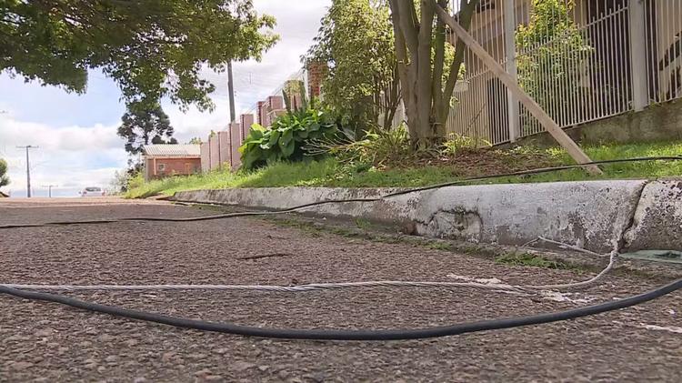 Homem atingido por fio de alta tensão rompido durante temporal segue em estado grave no RS