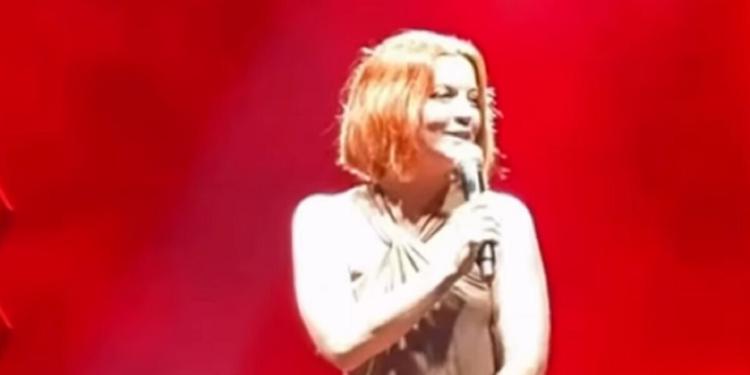 Noemi torna sul palco in Sicilia con le stampelle: «Dove eravamo rimasti?»