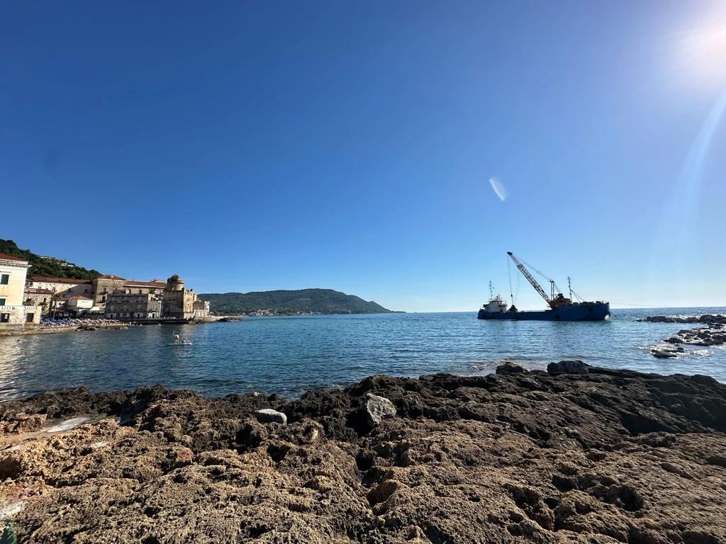 Castellabate, via ai lavori contro l’erosione costiera: si completa il varco sommerso a Marina Piccola