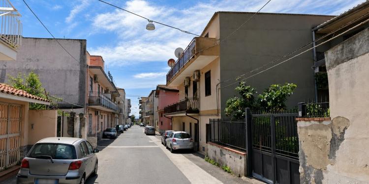 Catania, tenta di gettare la droga dalla finestra all'arrivo delle forze dell'ordine: arrestato a Librino