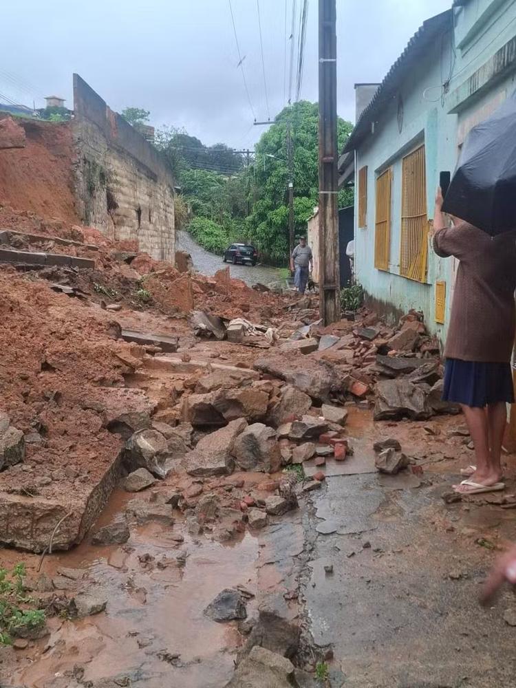 Muro desaba após chuva e deixa família desalojada em São João Nepomuceno