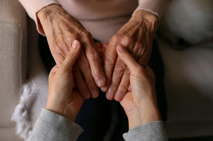 Caregiver in Italia, la cura invisibile su cui si regge il sistema