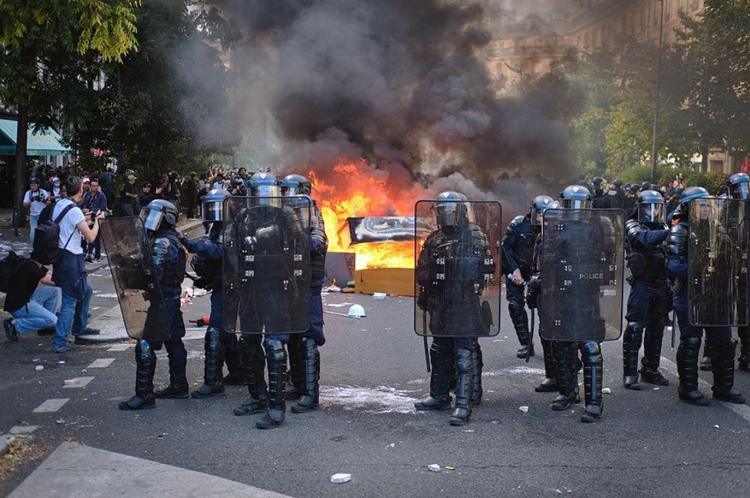 Pastora chama cristãos a orar pela França após protestos violentos: 'Só Jesus é o caminho’