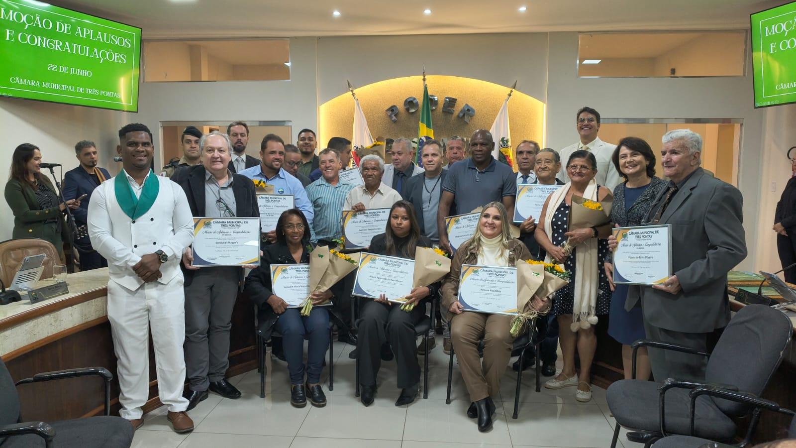 Vereadores aprovam regulamentação de ruas e prolongamentos de vias e entrega Moções de Aplausos
