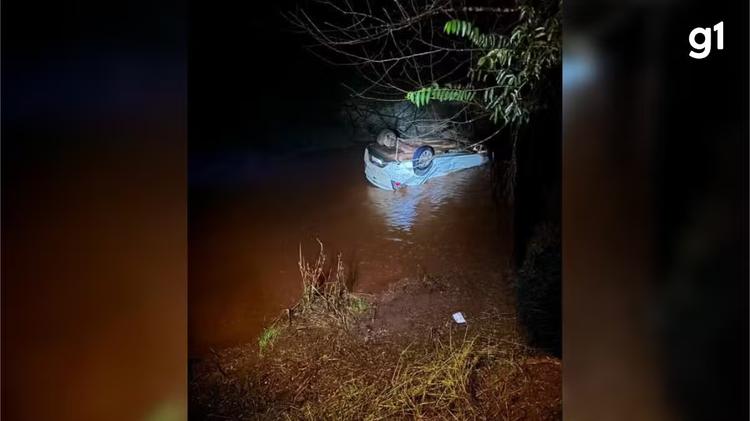 Adolescente morre preso a cinto de segurança após carro cair em rio no interior do RS