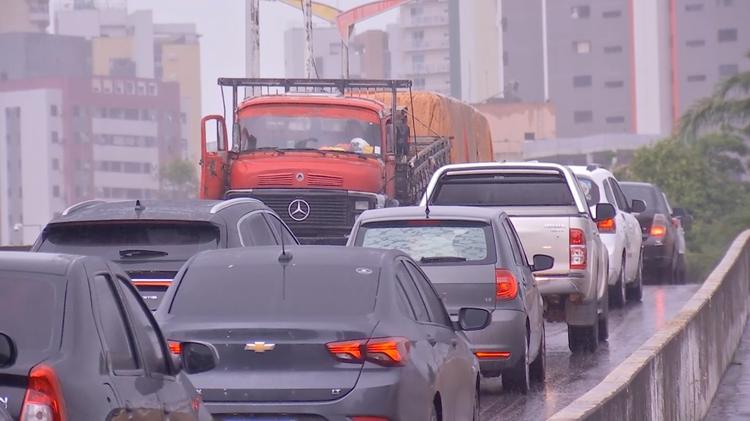 Falha em caminhão carregado de cimento prejudica trânsito por quase 12 horas em via de Fortaleza