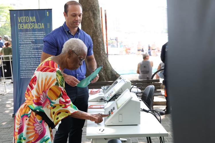 Seu local de votação pode ter mudado, e o TRE-RJ não fará aviso individual aos eleitores; saiba como consultar o endereço