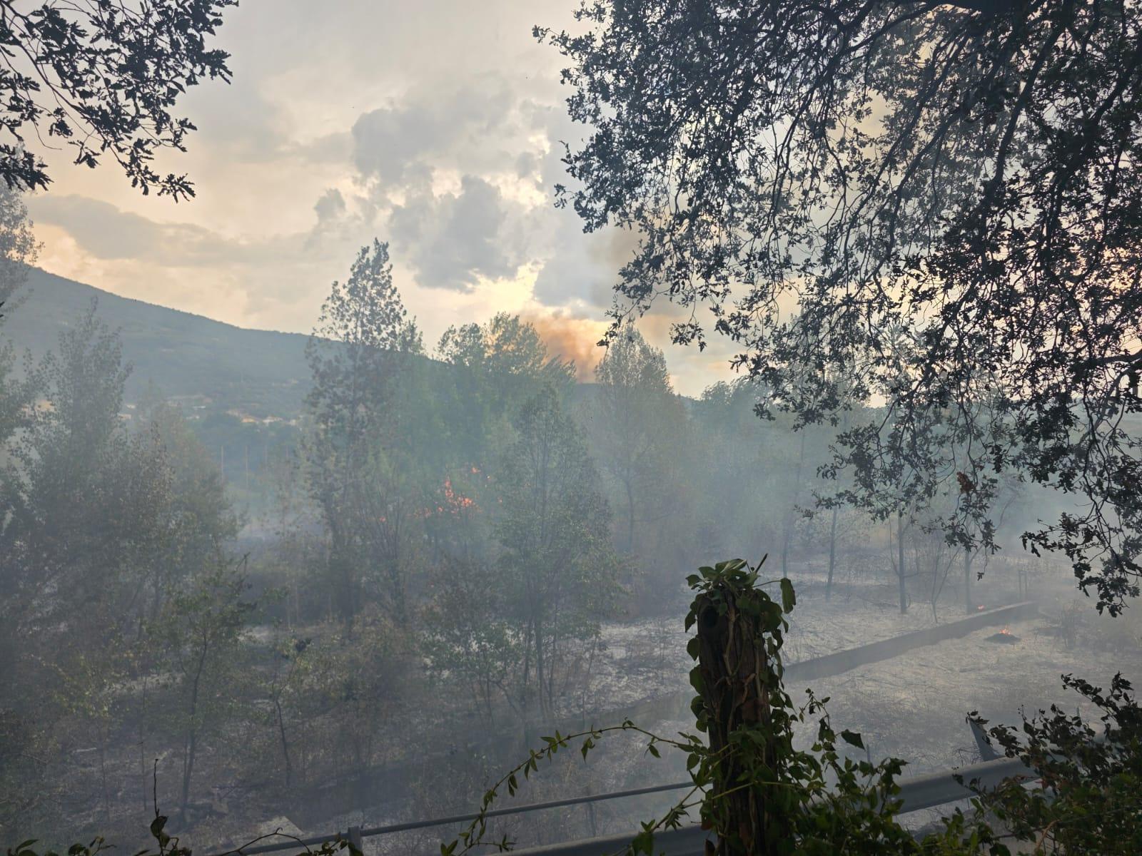 Incendio a Campagna, fiamme in via San Vito Inferiore: salve le case