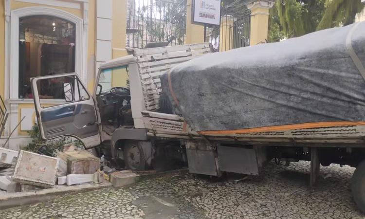 Biblioteca tem funcionamento suspenso após ser atingida por caminhão em Salvador