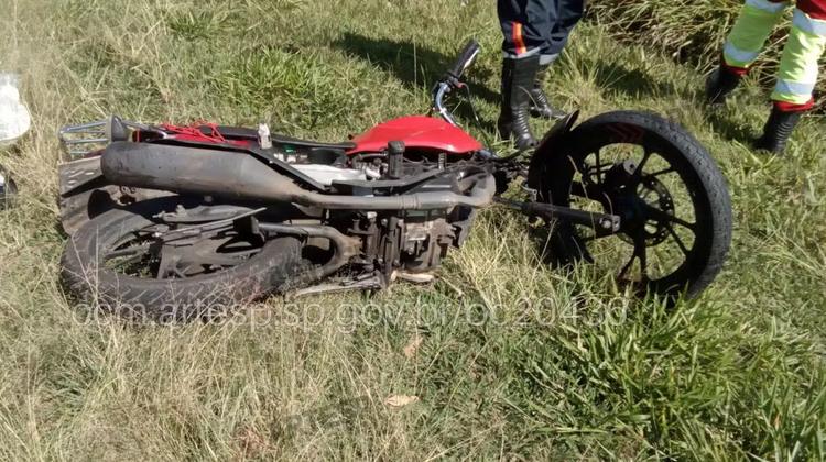 Motociclista morre após perder o controle e bater em caminhão na SP-340; motorista fugiu