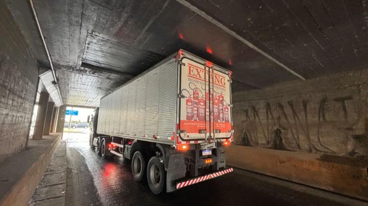 Caminhão fica preso sob avenida e afeta trânsito na chegada a Porto Alegre