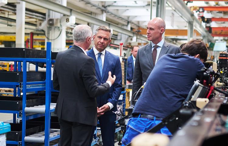 Wirtschaftsminister Wolfgang Hattmannsdorfer bei Rheinmetall in Wien. Foto: Holey