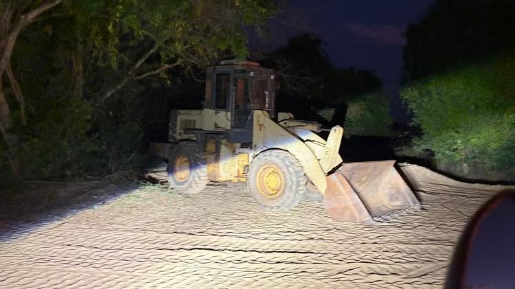 Pá carregadeira avaliada em R$ 200 mil é apreendida em RO antes de ser levada para a Bolívia
