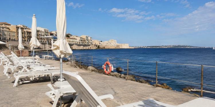 Giallo a Siracusa, uomo trovato morto in un solarium: il corpo scoperto dai passanti