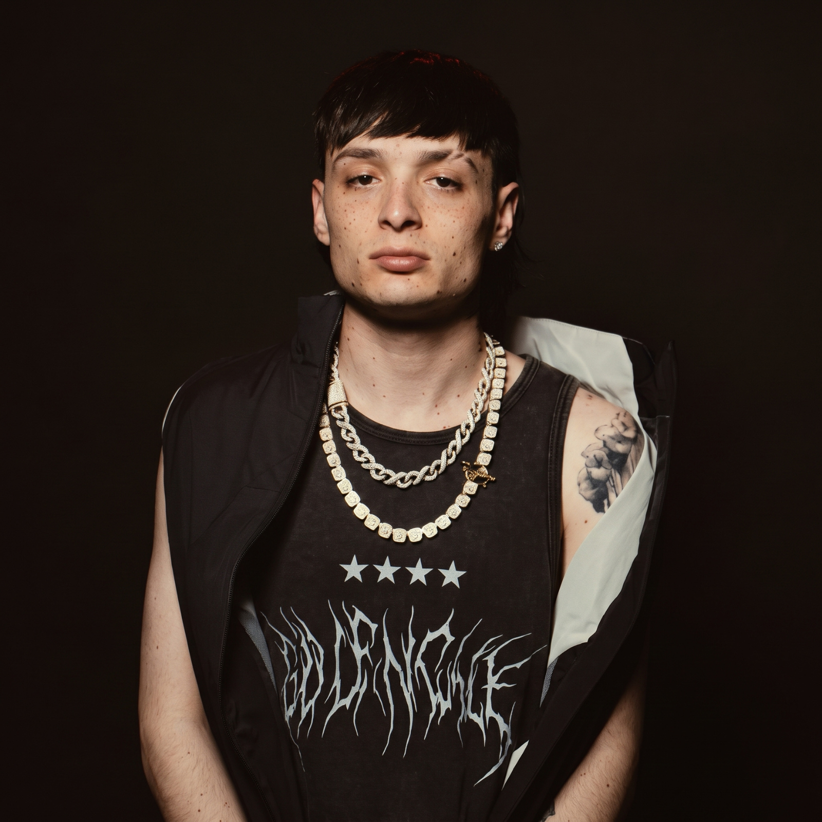 Peso Pluma reaparece en los Billboard con su nueva novia y reaviva rumores tras su ruptura con Kenia Os