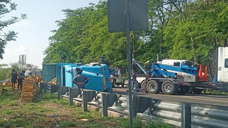 ¡Se le volteó el camión! Cae pesado camión de carga en curvas de Amacuzac; afecta vialidad