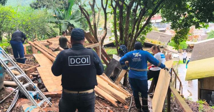 Fiscalização contra obras irregulares resulta em seis demolições em Balneário Camboriú&nbsp;