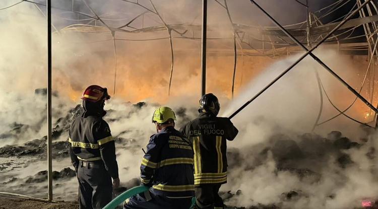 Vasto rogo devasta un'impresa d'imballaggio a Pachino: l'ombra del racket tra le ipotesi