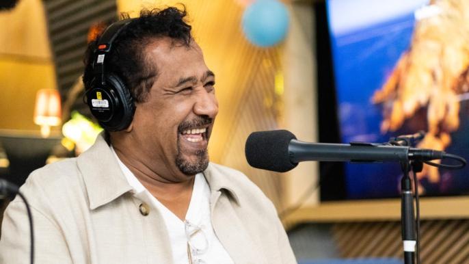 حصري.. الشاب خالد يطلق إذاعة “عالية” ومنشط اذاعي يعد المستمعين : قريبا ستستمعون لنا على موجة الـ FM