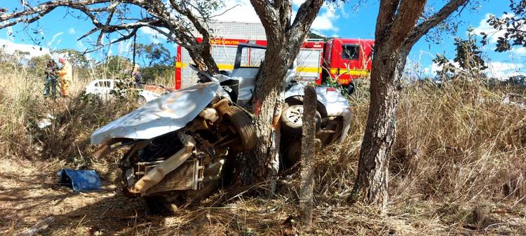 Advogada de 32 anos morre após carro bater em árvore na MG-188, em Patrocínio