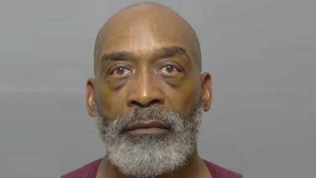 Homem que escreveu livro sobre como amar uma mulher é preso por bigamia