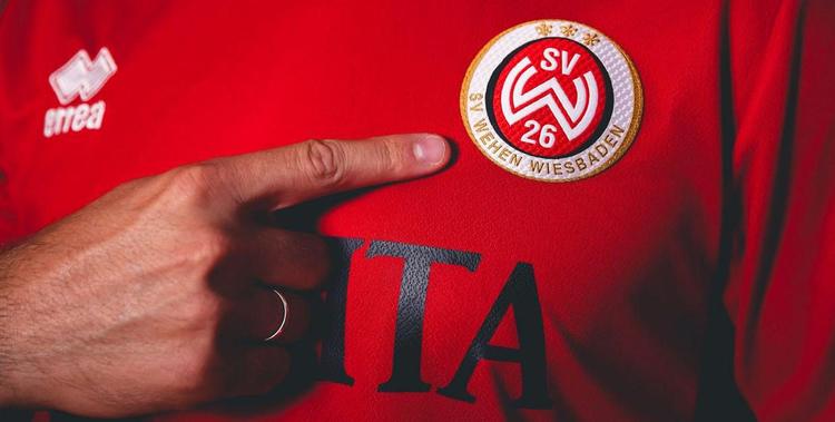  Rotes Trikot vom SV Wehen Wiesbaden