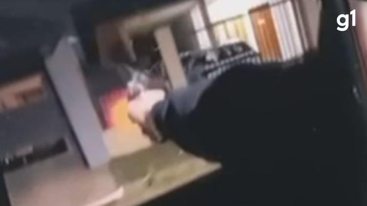 Dupla grava VÍDEO atirando contra casa após discussão, envia para vítima e é presa no RS